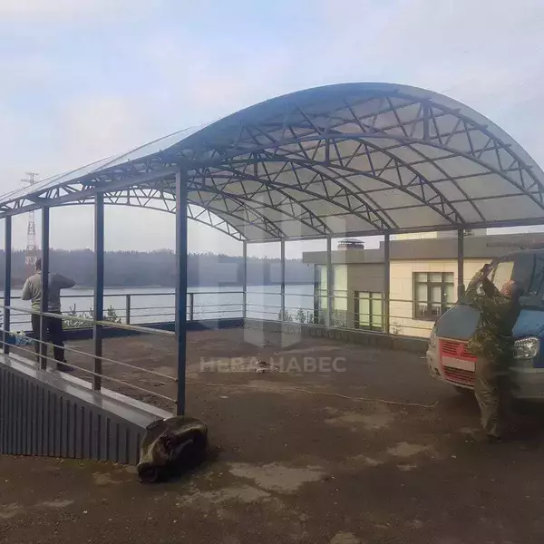 арочный навес из монолитного поликарбоната