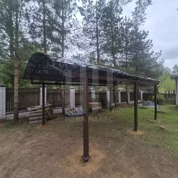 навес я арочной кровлей из поликарбоната для загородного дома