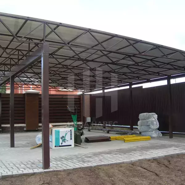 односкатный большой навес из поликарбоната