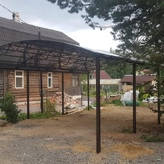 арочный отдельностоящий навес для дома с кровлей из поликарбоната