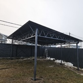 односкатный навес для дома с крышей из профлиста серого цвета