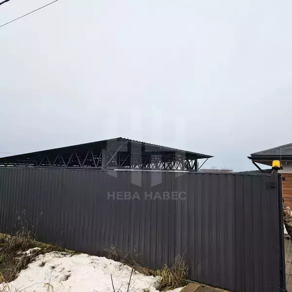 навес для дома с кровлей из профлиста серого оттенка