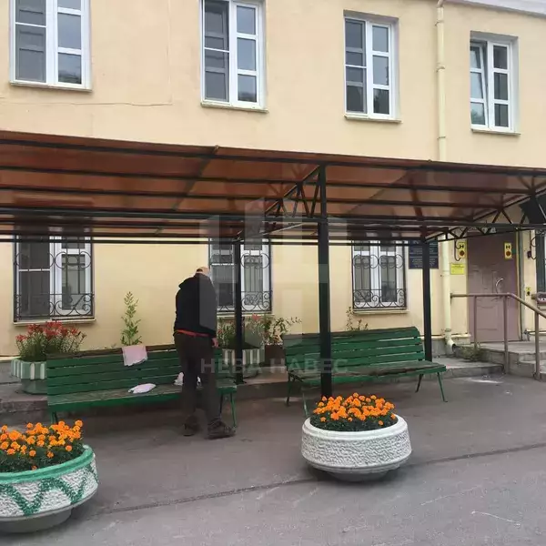 отдельностоящий навес с односкатной крышей с сотовым поликарбонатом