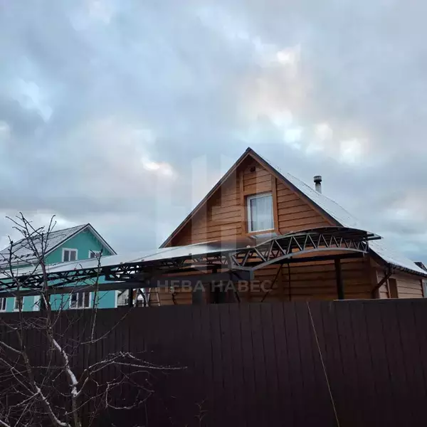 навес полуарочной формы с кровлей из поликарбоната