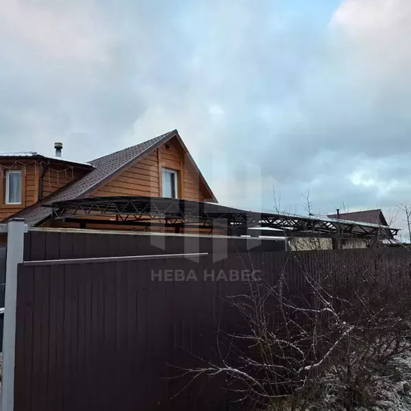 полуарочный навес, примыкающий к деревянному дому