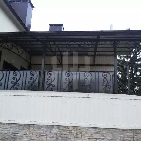 навес для частного дома с крышей из тонированного поликарбоната