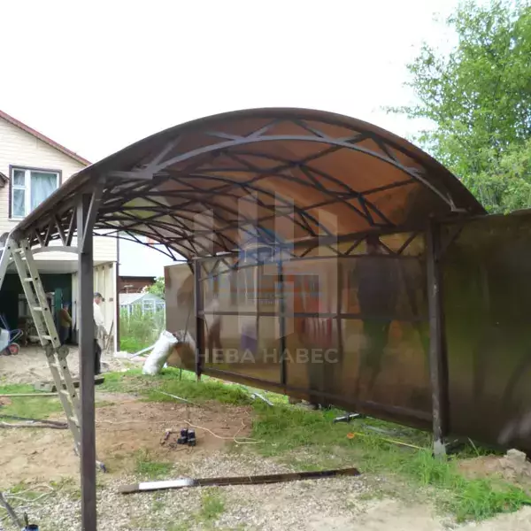 арочного типа стальной навес с боковой стенкой