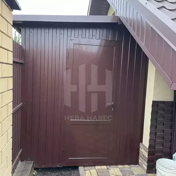 навес с четырьмя стенками и дверью