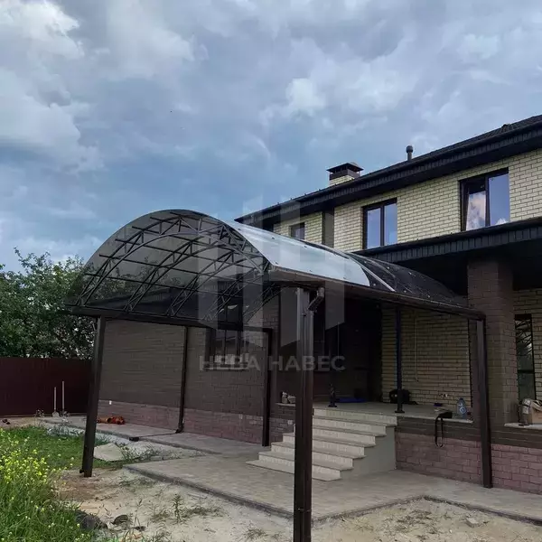 арочный навес с водосточной системой