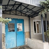 металлический двускатный навес с водосточной системой