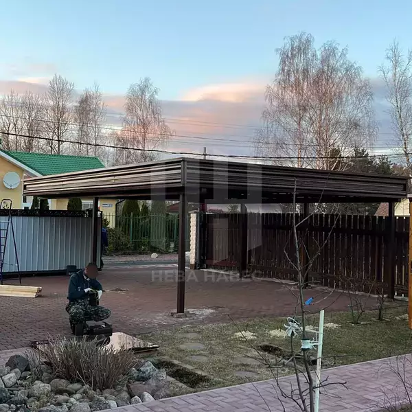 Навес из профлиста с зашивкой торцов и водосточкой