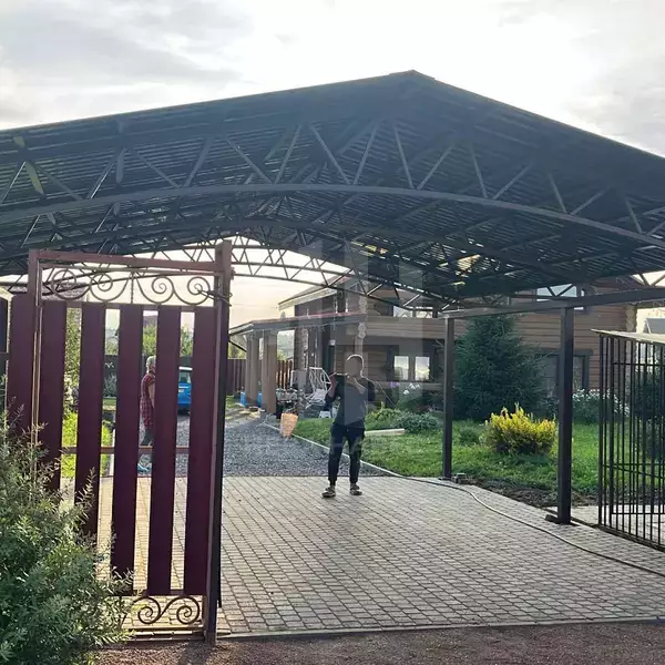 двускатный навес с кровлей из профлиста, на двускатных фермах с арочным низом