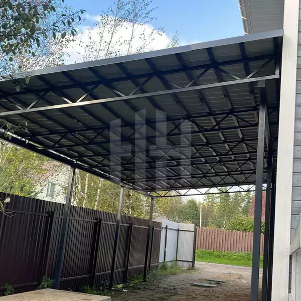 навес односкатный, примыкающий к загородному дому, кровля из металлочерепицы