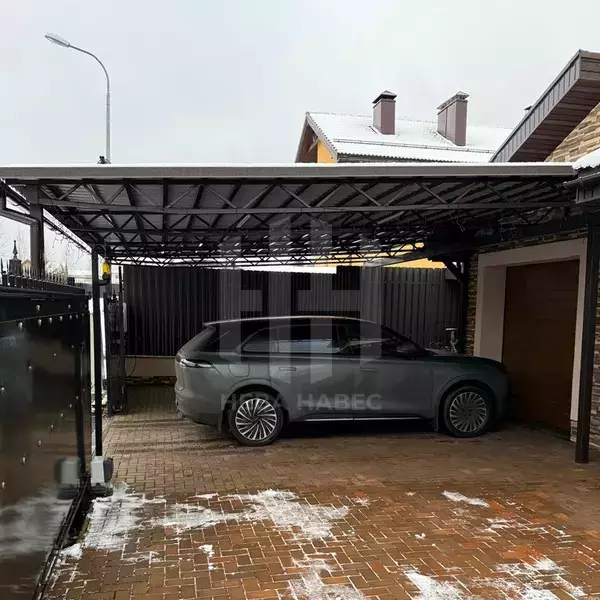 автомобильный навес. примыкающий к дому